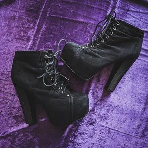 Breckelle’s Black Lace Up Ankle Boots Size 8